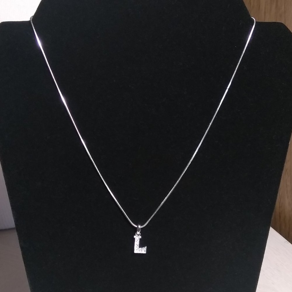 Necklace with letter "L" pendant - Picture 3 of 5